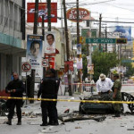 Policjant federalny i ekspert pracują po wybuchu samochodu pułapki w Juarez
